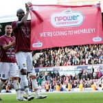 West Ham spelers met een gesponsorde vlag