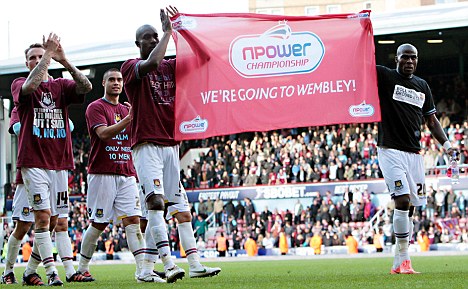 West Ham spelers met een gesponsorde vlag