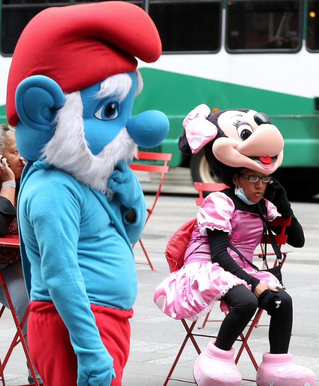 Oppersmurf en Minnie Mouse hebben pauze